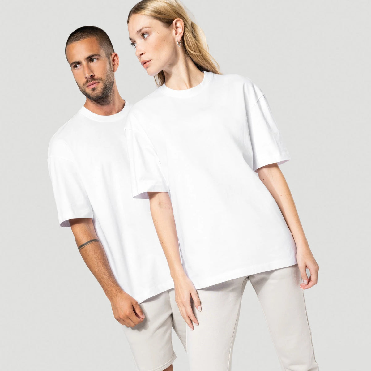 T-shirt épais oversize 220 g personnalisé – porté