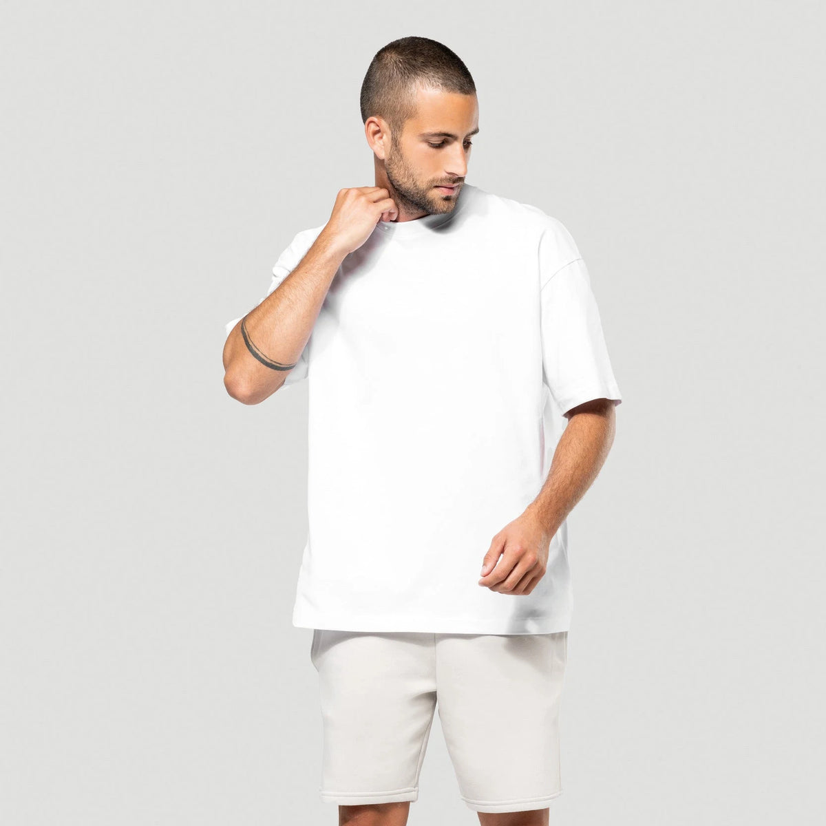 T-shirt épais oversize 220 g personnalisé – porté