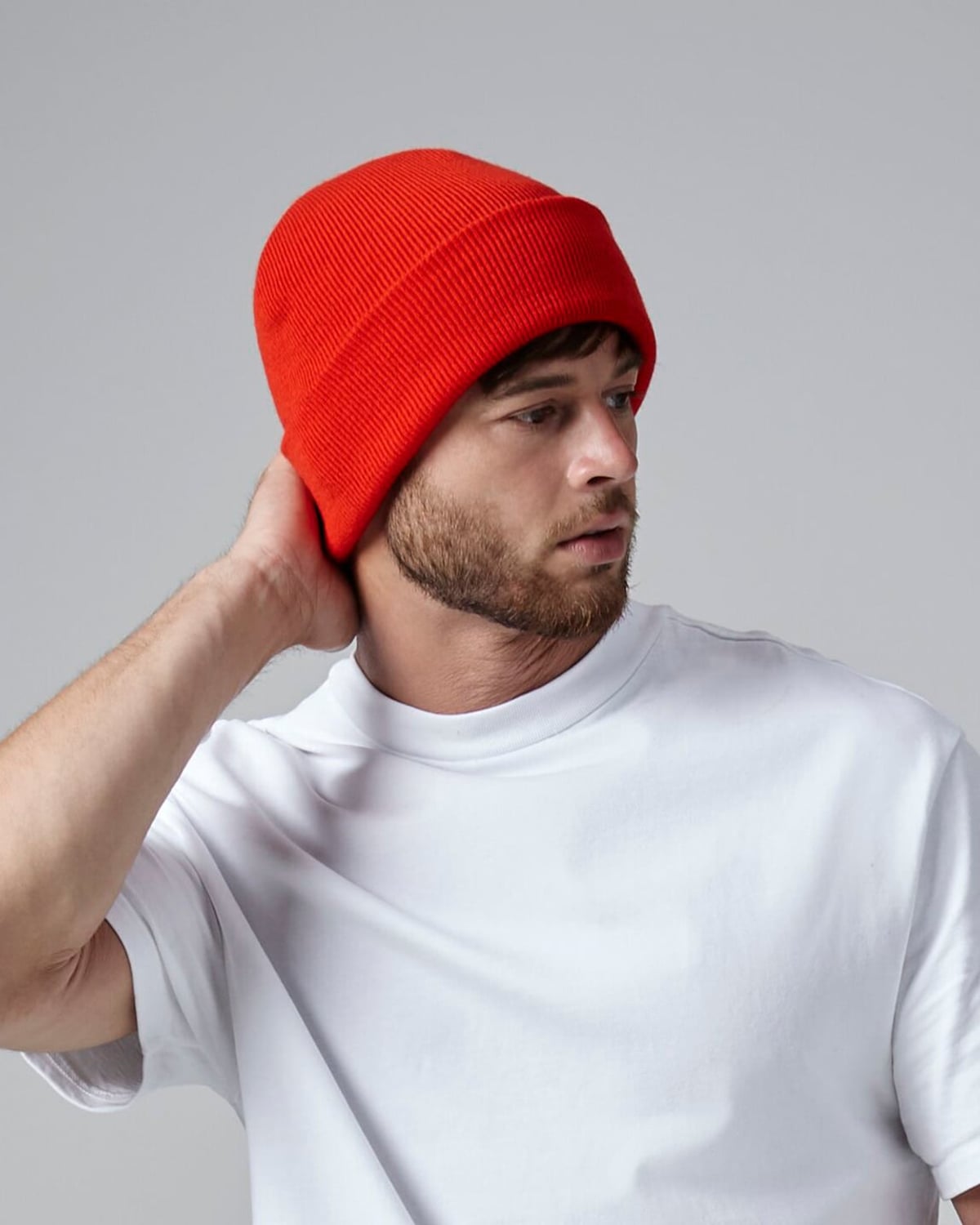 Bonnet rouge porté