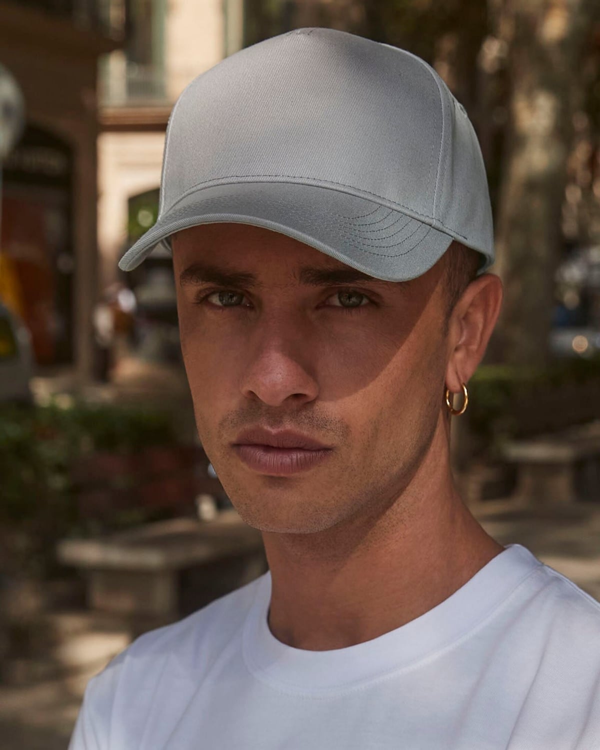 Casquette 5 panneaux gris clair porté