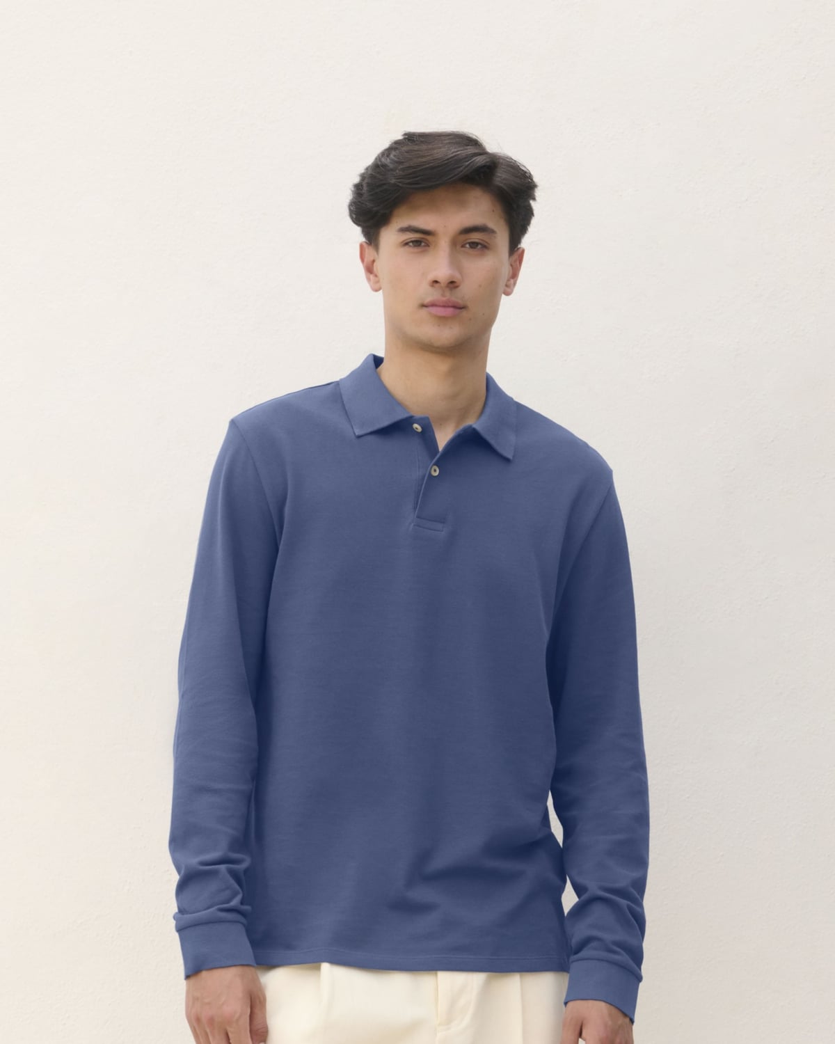 Polo manches longues piqué bleu jean porté