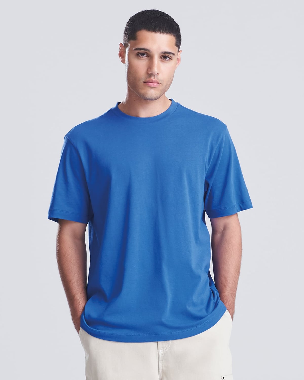 T-shirt Basic 180 g bleu roi porté