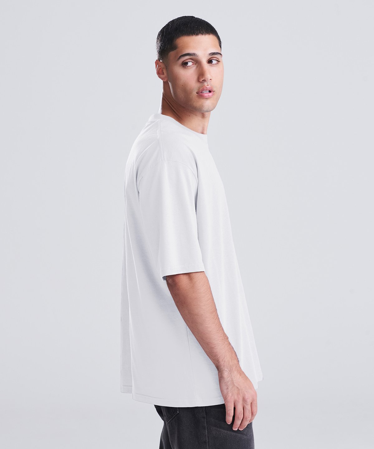 T-shirt oversize boxy 240 g personnalisé – porté