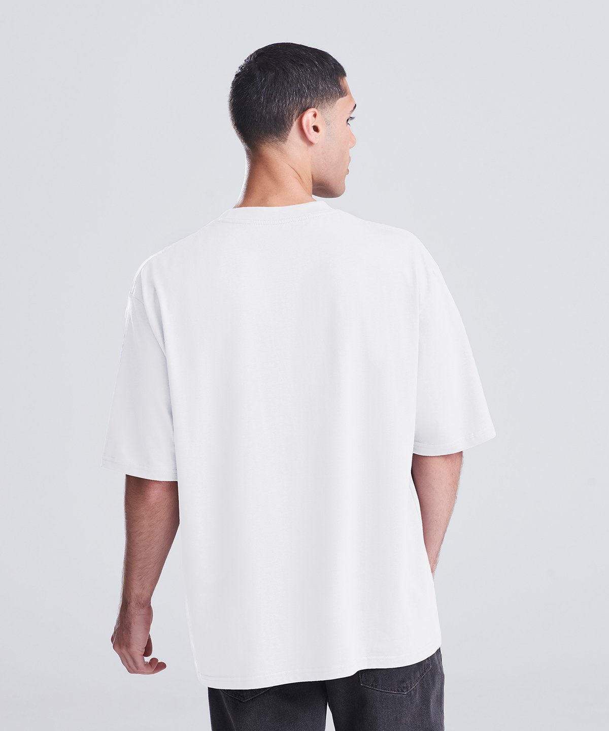 T-shirt oversize boxy 240 g personnalisé – porté