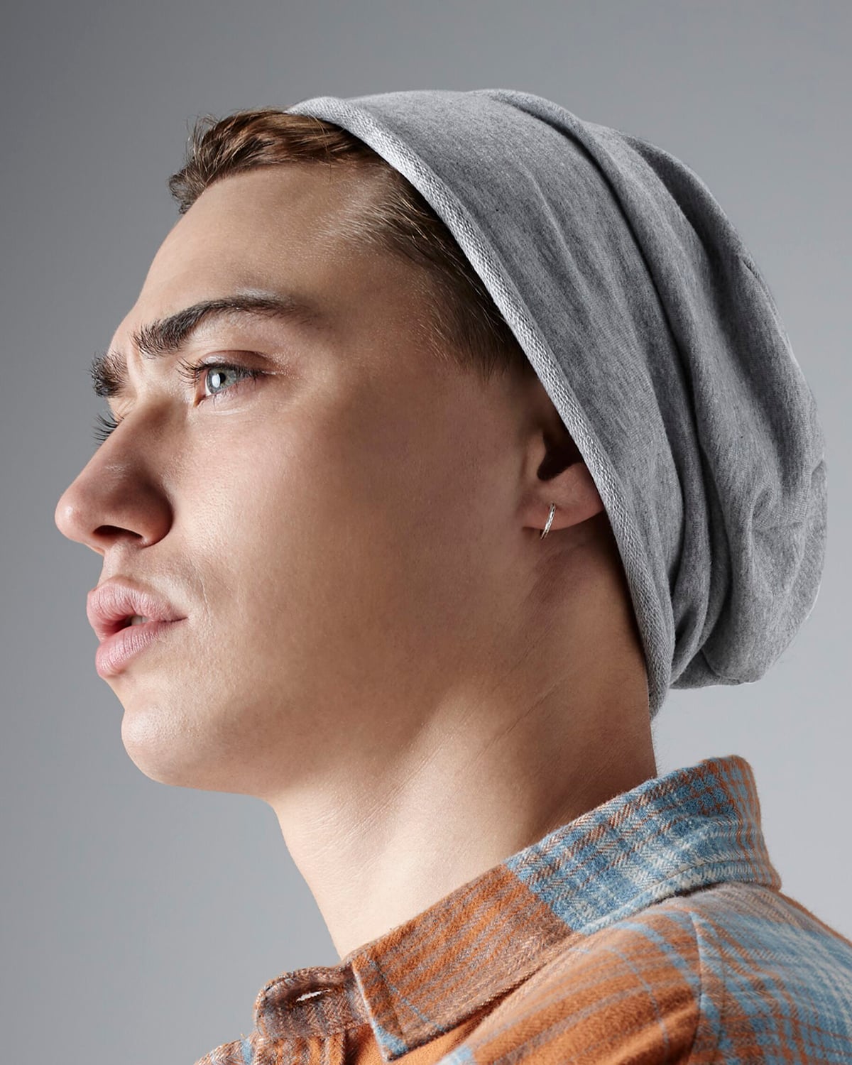 Bonnet jersey coton gris chiné porté