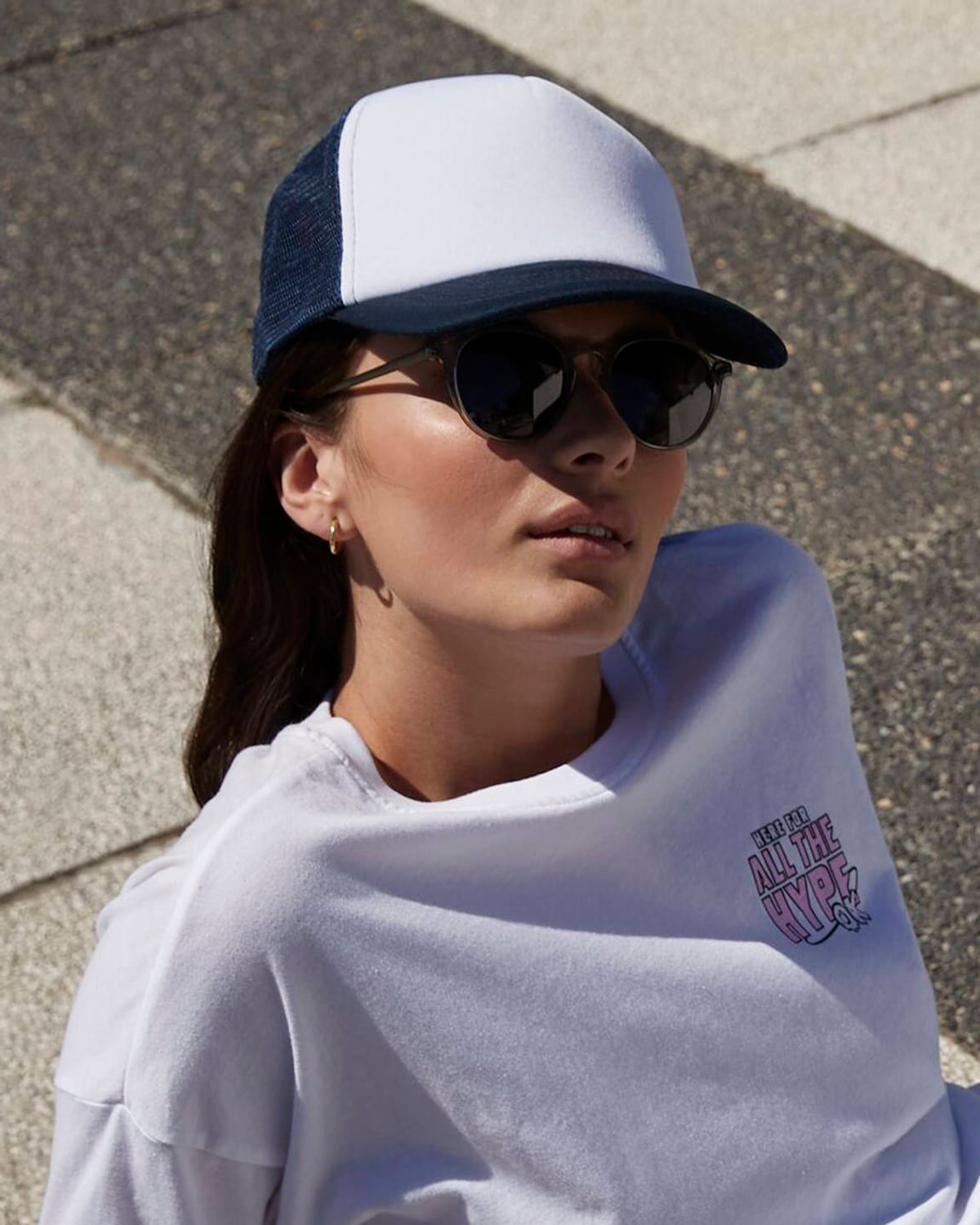 Casquette trucker vintage marine et blanc porté