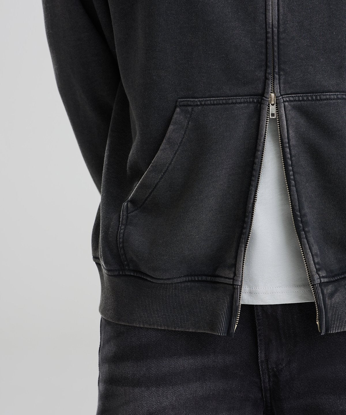 Zip hoodie délavé 380 g personnalisé – porté