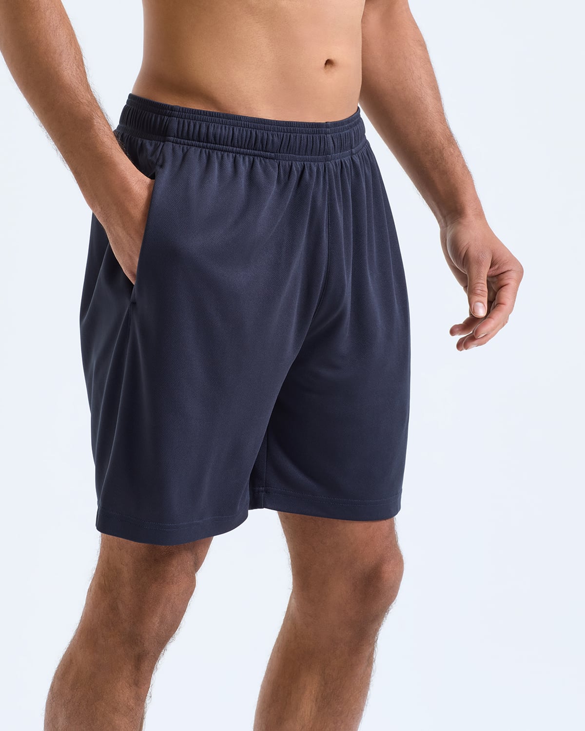 Short de sport respirant marine porté