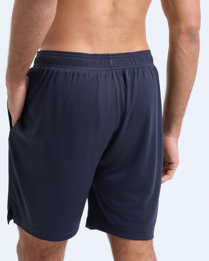 Short de sport respirant marine porté