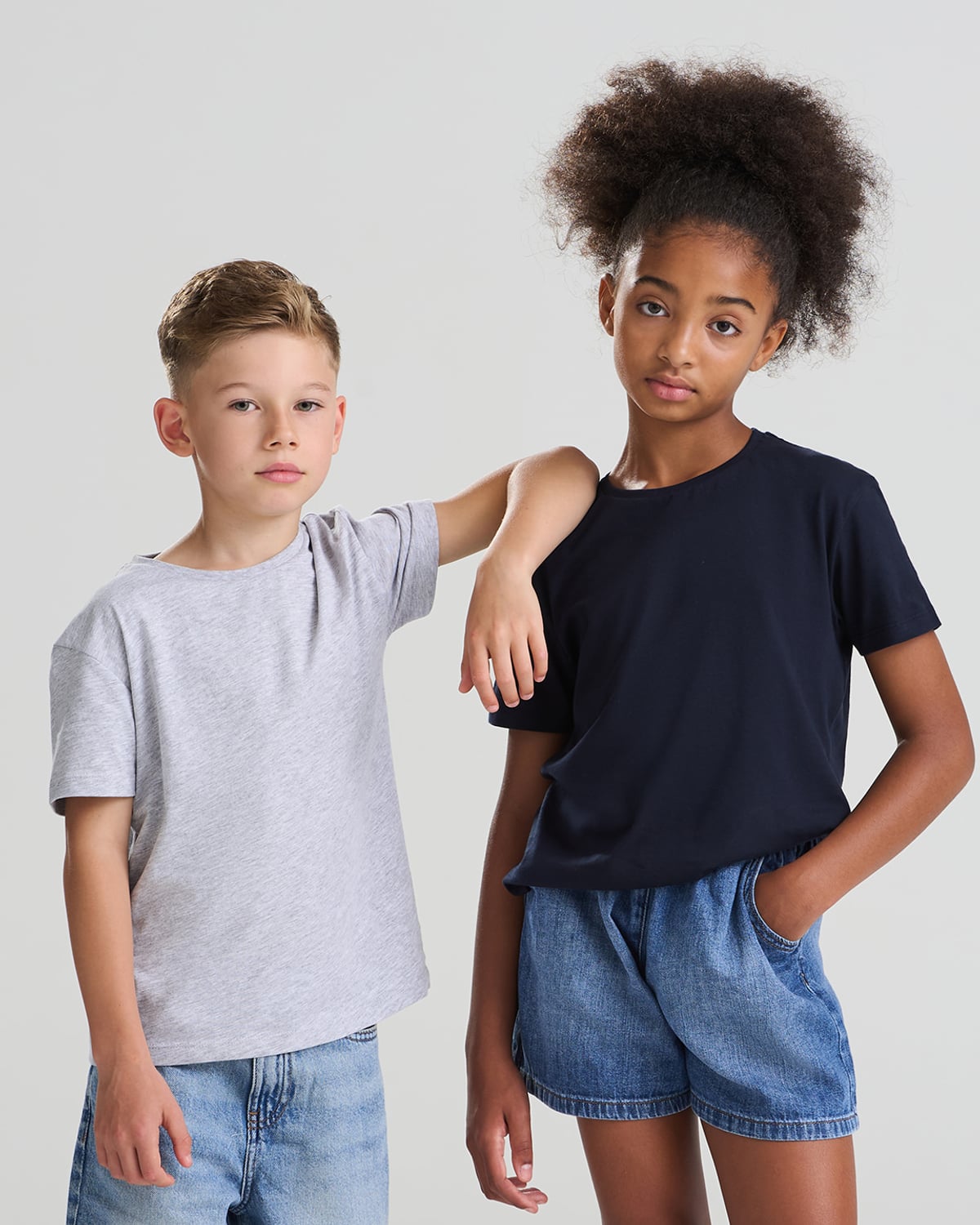 T-shirt enfant coloré marine porté