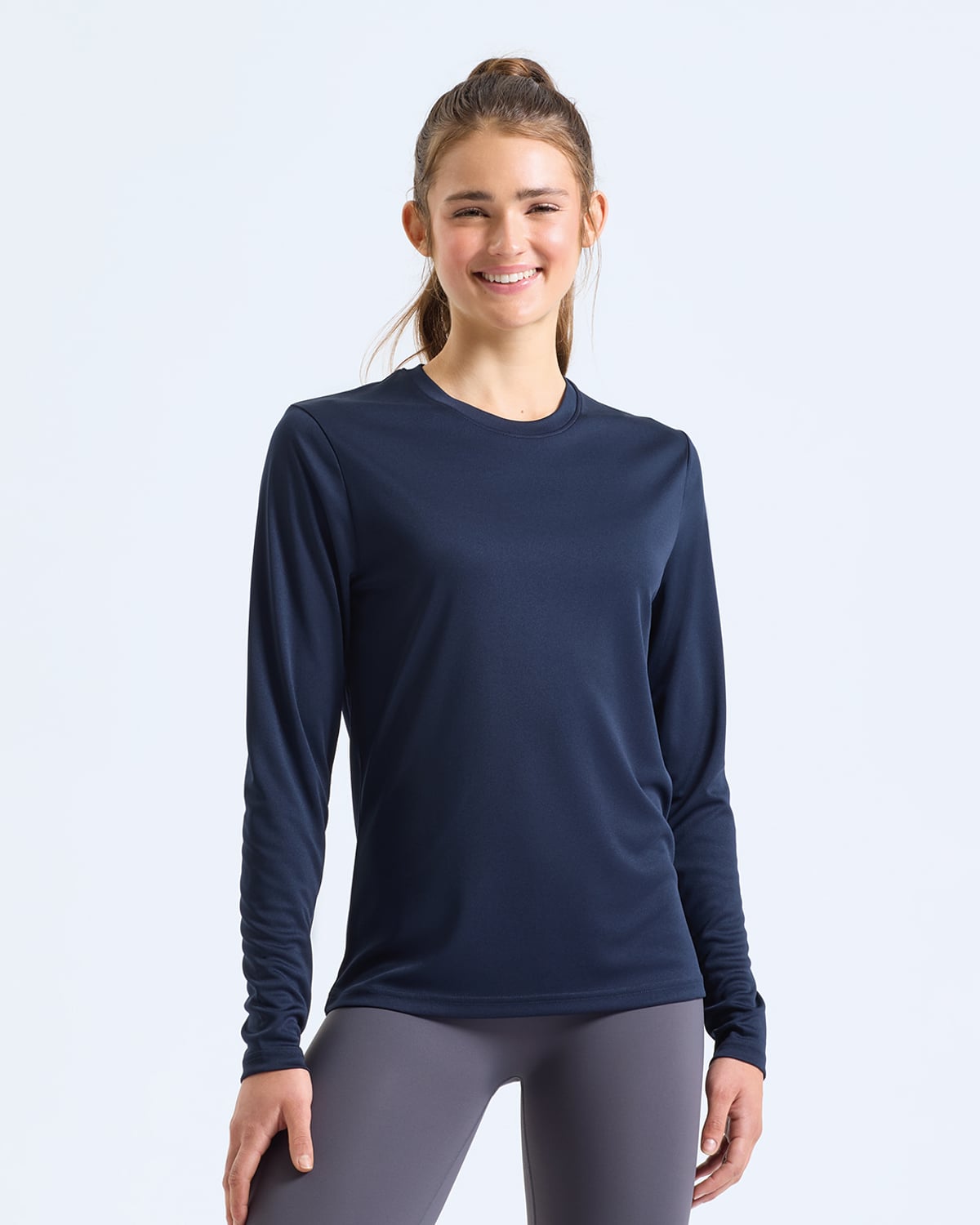 T-shirt de sport manches longues marine porté